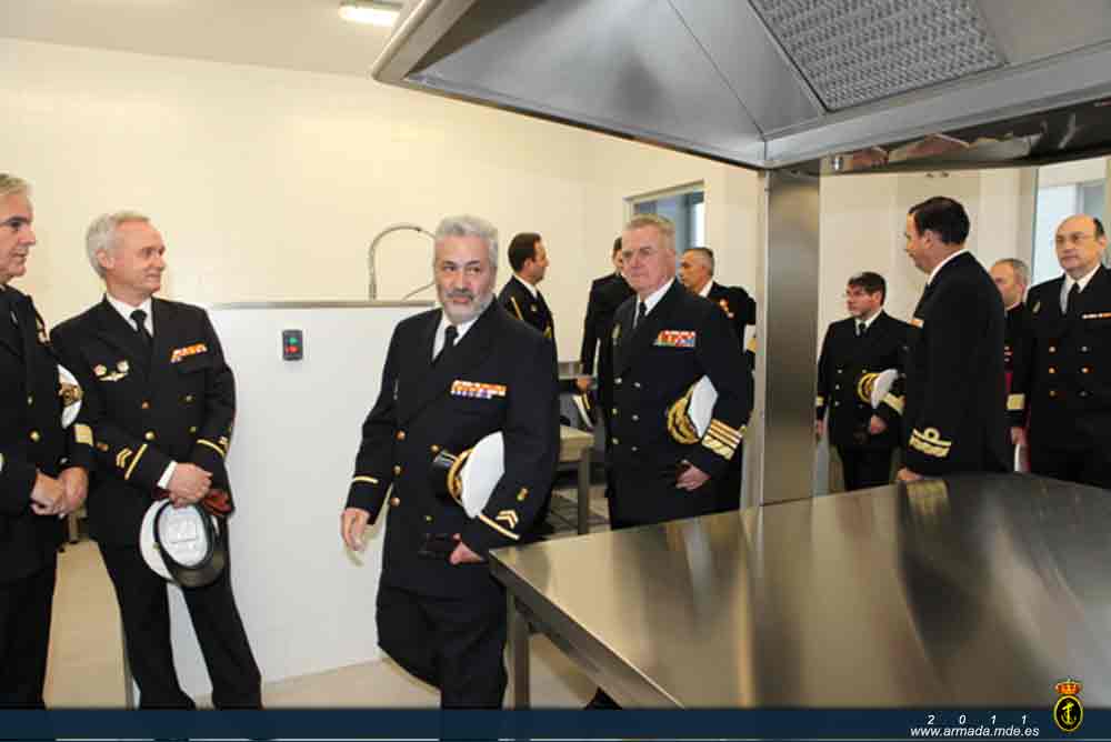 El AJEMA visita las instalaciones de la residencia acompañado de Almirante Director de Enseñanza Naval